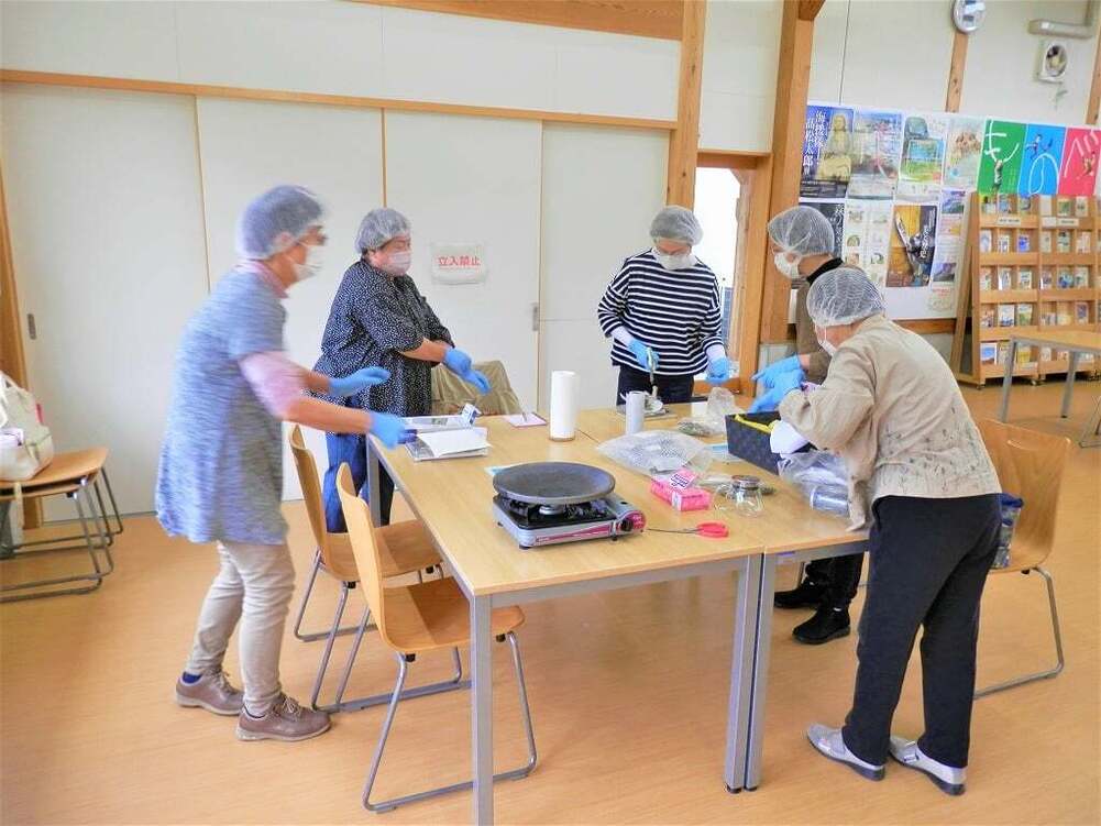 どの野草が合うか試していく「ブレンドティー作り」