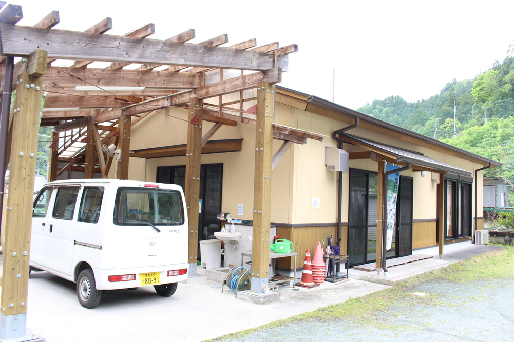 清流館横には体験や研修に使うための「研修棟」も。