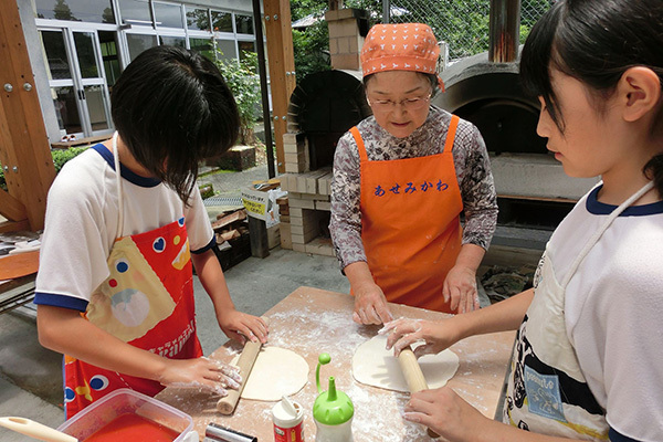 ピザ焼き体験の様子