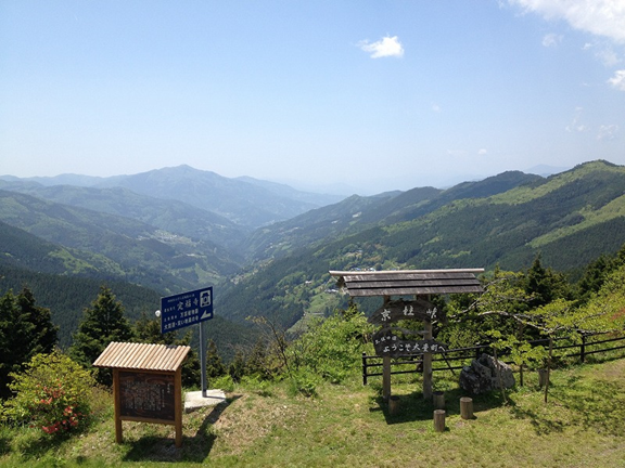 京柱峠から望む西峰地区